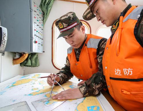 12月25日,執(zhí)法人員在測(cè)定巡航航線(xiàn)。新華社記者 徐昱 攝