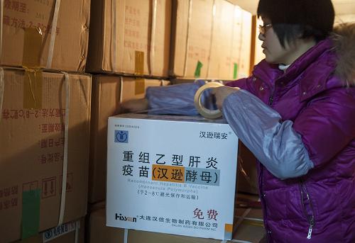 12月26日,福建省疾控中心疫苗管理人員在疫苗庫(kù)里整理剛剛運(yùn)到的大連漢遜乙肝疫苗。新華社記者 姜克紅 攝