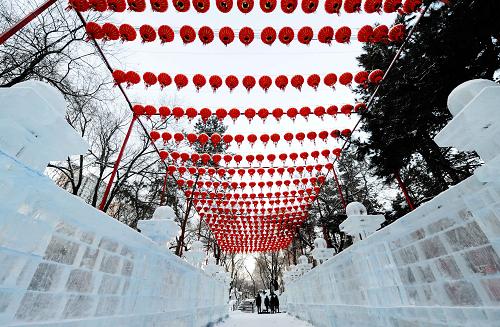 12月26日,游客來到哈爾濱冰燈藝術游園會游覽。新華社記者 王建威 攝