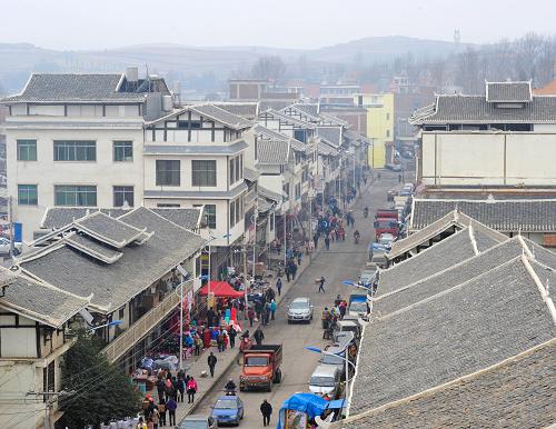 畢節(jié)市威寧縣迤那鎮(zhèn)老城鎮(zhèn)風(fēng)貌改造一隅(12月25日攝)。貴州省示范性小城鎮(zhèn)規(guī)劃建設(shè)工作自2012年8月啟動(dòng)以來(lái),該省完成了一批具有“四小”(小而精、小而美、小而富、小而特)特點(diǎn)的小城鎮(zhèn)規(guī)劃,并把民族文化特色、旅游產(chǎn)業(yè)發(fā)展、特色農(nóng)副產(chǎn)品種植等元素融入示范性小城鎮(zhèn)建設(shè)中。目前,村鎮(zhèn)民居、路網(wǎng)改建、衛(wèi)生院、農(nóng)貿(mào)市場(chǎng)、污水及垃圾處理設(shè)施、幼兒園、敬老院等公共服務(wù)設(shè)施建設(shè)等已略見雛形。2013年1至11月,貴州省新型示范性小城鎮(zhèn)建設(shè)已完成投資260億元,近118.25萬(wàn)當(dāng)?shù)剞r(nóng)民受益。新華社記者 陶亮 攝