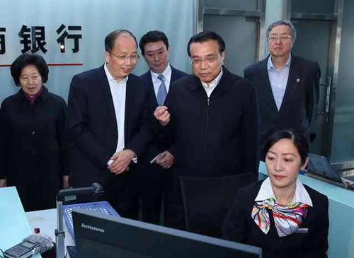 27日上午,國(guó)務(wù)院總理李克強(qiáng)來(lái)到天津?yàn)I海新區(qū)考察。在開(kāi)發(fā)區(qū)工商銀行,他詳細(xì)詢(xún)問(wèn)銀行創(chuàng)新模式,支持實(shí)體經(jīng)濟(jì)發(fā)展、轉(zhuǎn)型升級(jí)和企業(yè)走出去等情況。李克強(qiáng)說(shuō),金融和實(shí)體經(jīng)濟(jì)相輔相成,經(jīng)濟(jì)發(fā)展需要金融支撐,經(jīng)濟(jì)平穩(wěn)運(yùn)行更能創(chuàng)造良好金融市場(chǎng)。金融創(chuàng)新要圍繞實(shí)體經(jīng)濟(jì)需求,才能實(shí)現(xiàn)雙贏 。