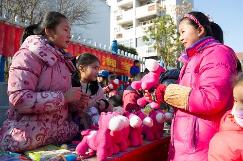 12月27日,綠怡小學(xué)學(xué)生在“淘寶節(jié)”上詢價(jià)。當(dāng)日,合肥市綠怡小學(xué)與荷葉地街道共同舉辦校園淘寶節(jié)。學(xué)生們將家中閑置的玩具、學(xué)習(xí)用品和生活用品帶到“市場(chǎng)”參與交換或低價(jià)出售,借此培養(yǎng)孩子們的節(jié)約意識(shí)和環(huán)保意識(shí)。新華社記者 杜宇 攝