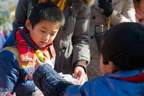12月27日,綠怡小學(xué)學(xué)生在“淘寶節(jié)”上詢價(jià)。新華社記者 杜宇 攝