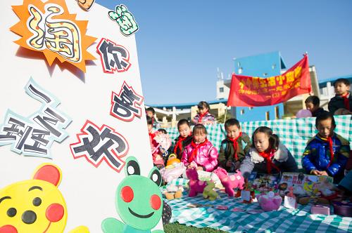 12月27日,綠怡小學(xué)學(xué)生在“淘寶節(jié)”上擺地?cái)偂P氯A社記者 杜宇 攝
