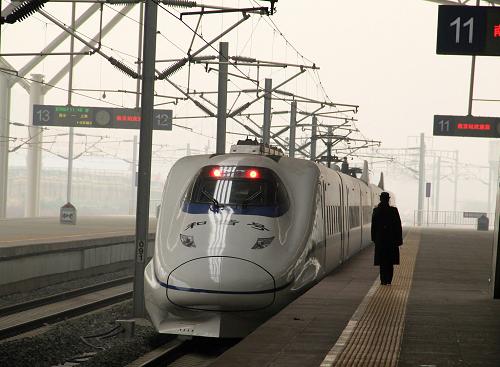 12月26日,一列高鐵列車駛出南京火車站。12月28日零時(shí)起,中國鐵路總公司將實(shí)施新的列車運(yùn)行圖,全國鐵路增開客車75對,經(jīng)過此次調(diào)圖,全國鐵路開行的旅客列車將達(dá)到2369對。此次調(diào)圖進(jìn)一步發(fā)揮了高鐵作用,同時(shí)也對既有線普速客車運(yùn)行圖進(jìn)行了優(yōu)化調(diào)整,增開部分長距離跨線動(dòng)車組列車。由于此次調(diào)圖涉及面廣,列車開行情況變化較大,鐵路部門提醒廣大旅客及時(shí)關(guān)注鐵路部門的公告和媒體信息,或登錄中國鐵路客戶服務(wù)中心12306網(wǎng)站查詢,以免耽誤行程。新華社發(fā)(王勝濤 攝)
