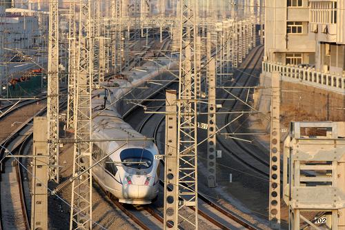 12月27日,一列動(dòng)車組列車行駛在膠濟(jì)鐵路青島段。新華社發(fā)(黃杰顯 攝)