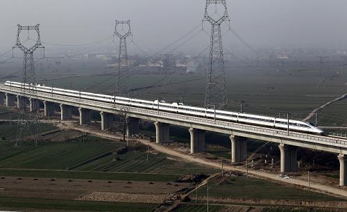 12月27日,一列動(dòng)車(chē)組列車(chē)在西寶高鐵上試運(yùn)行。中國(guó)鐵路總公司消息,12月28日,西安至寶雞高速鐵路、重慶至利川鐵路將開(kāi)通運(yùn)營(yíng)。西寶高鐵是我國(guó)“四縱四橫”快速鐵路網(wǎng)中“一橫”——徐州至蘭州高速鐵路的重要組成部分,東起西安北站,西至寶雞南站,營(yíng)業(yè)里程167公里,初期最高運(yùn)營(yíng)時(shí)速250公里。渝利鐵路是我國(guó)“四縱四橫”快速鐵路網(wǎng)中“一橫”——滬漢蓉鐵路通道的重要組成部分,西起重慶北站,東至湖北利川涼霧站,營(yíng)業(yè)里程287公里,初期最高運(yùn)營(yíng)時(shí)速200公里。新華社發(fā)(焦宏濤 攝)