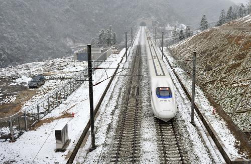 12月26日,一列試跑的動(dòng)車(chē)組經(jīng)過(guò)渝利鐵路利川市境內(nèi)。新華社發(fā)(王邦壽 攝)
