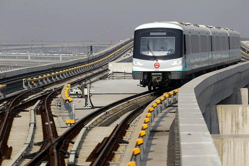 一輛上海地鐵16號線列車即將駛?cè)胝九_(12月29日攝)。當(dāng)日,上海地鐵12號線一期、16號線載客試運營,上海地鐵全網(wǎng)運營線路總長首次超過500公里,達(dá)到567公里(含磁浮29公里)。16號線西起羅山路,東至滴水湖,線路全長52公里,運營初期平均時速可達(dá)每小時60至80公里。由于設(shè)置了越行軌道,16號線是上海地鐵首條具備開行快、慢車條件的運營線路。12號線一期東起金海路,西至天潼路,線路全長19公里,是上海地鐵中的第7條越江線路。新華社發(fā)(丁汀攝)