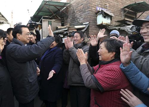 這是12月27日,李克強(qiáng)在西于莊棚戶區(qū)看望困難群眾。新華社記者 龐興雷 攝