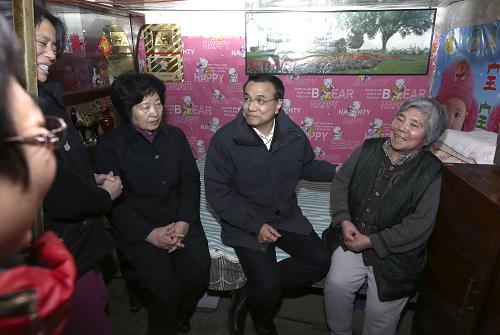 這是12月27日,李克強(qiáng)在西于莊棚戶區(qū)入戶看望困難群眾。新華社記者 龐興雷 攝