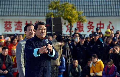12月29日,姜昆和戴志誠在湖北丹江口蔡灣村移民安置點(diǎn)的慰問演出中為群眾說相聲《樂在其中》。新華社記者 孟菁 攝
