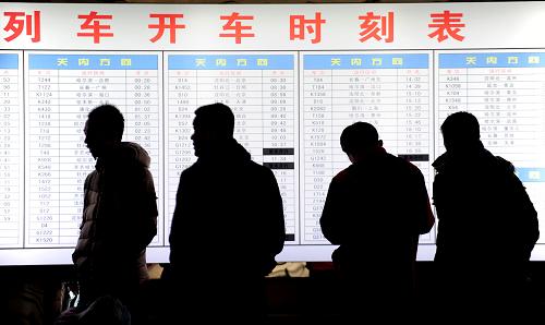 1月4日,旅客在沈陽北站查看列車開車時(shí)刻表。按照鐵路部門現(xiàn)行車票預(yù)售期,從4日起,旅客可通過網(wǎng)絡(luò)和電話購買1月23日也就是農(nóng)歷臘月二十三的火車票,2014年春運(yùn)購票迎來第一個(gè)高峰。臘月二十三是中國(guó)傳統(tǒng)的“小年”,鐵路部門表示,往年從“小年”到臘月二十八是旅客出行最為集中的一段時(shí)間。新華社發(fā)(張文魁 攝)