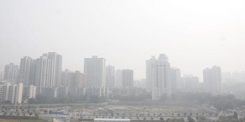 1月5日,海口市區(qū)北部的建筑物籠罩在霧霾中。當(dāng)日,??谑协h(huán)境保護(hù)局空氣質(zhì)量實(shí)時發(fā)布系統(tǒng)的數(shù)據(jù)顯示,13時,海口市空氣質(zhì)量指數(shù)為172,屬中度污染。環(huán)保部門提醒,兒童、老年人及心臟病、呼吸系統(tǒng)疾病患者避免長時間、高強(qiáng)度的戶外鍛煉,一般人群適量減少戶外運(yùn)動。新華社記者 魏驊 攝