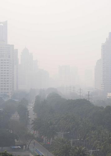 1月5日,??谑袇^(qū)北部的建筑物籠罩在霧霾中。新華社記者 魏驊 攝