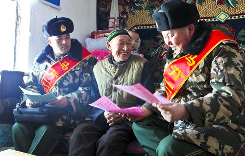1月5日,在新疆阿勒泰市汗德尕特鄉(xiāng),“馬背110”邊防警察深入牧民家宣講法律法規(guī)。新華社發(fā) (馬士寶 攝)