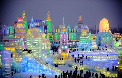 1月5日,游客在冰雪大世界游玩。攜50年冰雪文化精華、集29載冰雪節(jié)慶成果,在冰雪大世界正式開(kāi)園的“流光溢彩”中,第30屆中國(guó)哈爾濱國(guó)際冰雪節(jié)當(dāng)日“光彩”啟幕。本屆冰雪節(jié)以“冰雪五十年,魅力哈爾濱”為主題,打造冰雪旅游、冰雪經(jīng)貿(mào)、冰雪體育、冰雪文化、冰雪藝術(shù)五大板塊,并將舉辦旅游、群眾、經(jīng)貿(mào)、文化藝術(shù)、冰雪雕和體育賽事六類(lèi)活動(dòng)。從1963年哈爾濱市第一屆冰燈游園會(huì)開(kāi)始,哈爾濱的冰雪旅游產(chǎn)業(yè)發(fā)展已走過(guò)50個(gè)年頭,哈爾濱冰雪節(jié)已經(jīng)成為世界四大冰雪節(jié)之一。新華社記者 王建威 攝
