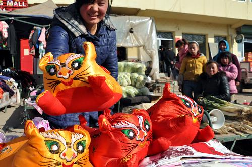 1月9日,在甘肅岷縣漳縣地震重災(zāi)區(qū)岷縣梅川鎮(zhèn)的集市上,一名攤主在擺放手工藝品。“7·22”甘肅岷縣漳縣地震發(fā)生后,當(dāng)?shù)卣ㄟ^多種形式妥善安置了4.6萬余戶18.8萬余名受災(zāi)群眾。隨著春節(jié)臨近,災(zāi)區(qū)的年味也愈加濃郁,災(zāi)區(qū)群眾正準(zhǔn)備迎來災(zāi)后的第一個(gè)春節(jié)。新華社記者 郭剛 攝