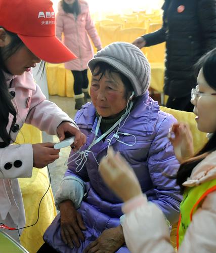 1月9日,志愿者們在云南省會澤縣為鄉(xiāng)村聽障老人測配助聽器。新華社記者 陳海寧 攝