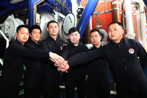 參加中國首次300米飽和潛水作業(yè)的6名飽和潛水員在潛水鐘前合影(1月9日攝)。新華社發(fā)