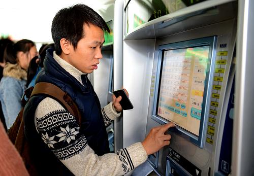 1月12日,旅客在福州火車站售票大廳增設(shè)的自助售票機(jī)前買票。 春運(yùn)臨近,福州火車站開設(shè)18個窗口,主要作為普速列車的預(yù)售窗,預(yù)售18天以內(nèi)的車票及改簽退票,同時在原有27臺自售機(jī)和10臺取票機(jī)辦理購票、互聯(lián)網(wǎng)購票、換票的基礎(chǔ)上,增設(shè)11臺自動售票機(jī),辦理互聯(lián)網(wǎng)換票和銀行卡售票業(yè)務(wù)。 新華社記者 張國俊攝