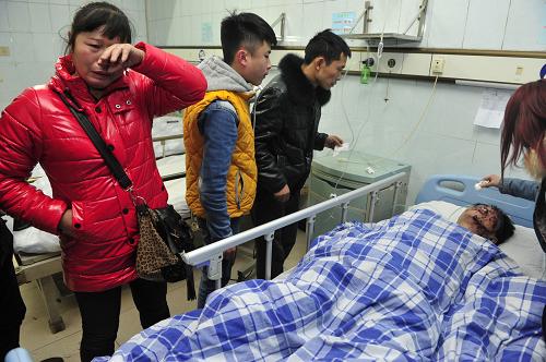 1月13日,一名傷員在貴州省黔東南州人民醫(yī)院內(nèi)接受治療。當(dāng)日14時(shí)40分許,貴州省凱里市龍場(chǎng)鎮(zhèn)發(fā)生一起爆炸事件。經(jīng)初步確認(rèn),事故已造成14人死亡、7人受傷。目前,7名傷員已及時(shí)送往醫(yī)院救治,生命體征平穩(wěn)。新華社記者 歐東衢 攝