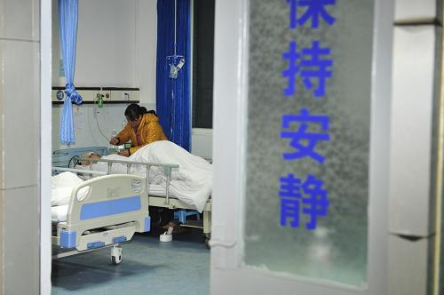 1月13日,一名傷員在貴州省黔東南州人民醫(yī)院內(nèi)接受治療。新華社記者 歐東衢 攝