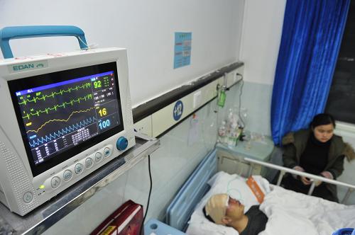 1月13日,傷員在貴州省黔東南州人民醫(yī)院內(nèi)接受治療。新華社記者 歐東衢 攝