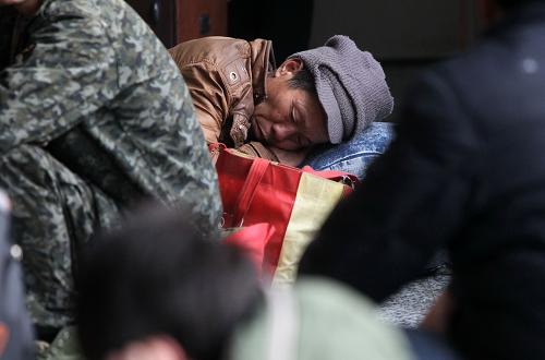 1月18日,在上?;疖囌竞蜍嚨耐鮽鞲E吭谛欣钌纤?。他將乘坐火車返回老家甘肅會(huì)寧,遺憾的是沒有買到坐票,一天一夜的旅途對(duì)他來(lái)說(shuō)是個(gè)不小的考驗(yàn)。又是一年春運(yùn)時(shí),無(wú)數(shù)旅客帶著對(duì)家的思念踏上返鄉(xiāng)路。為了團(tuán)圓,總有力量和勇氣去面對(duì)漫漫旅途。新華社記者 裴鑫 攝