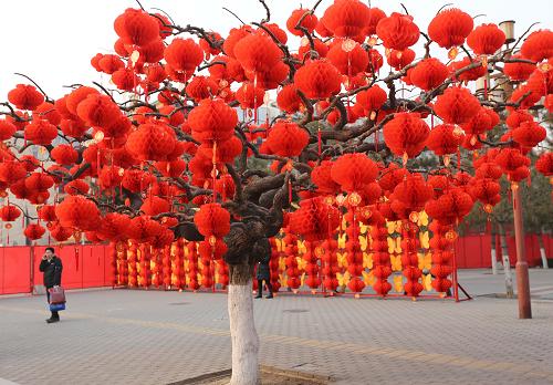 1月29日,北京地壇公園節(jié)日氣氛濃郁,處處大紅燈籠高掛。 當(dāng)日是農(nóng)歷臘月二十九,北京著名春節(jié)廟會(huì)舉辦地地壇公園張燈結(jié)彩,喜氣洋洋。 新華社發(fā)(梁志強(qiáng) 攝)
