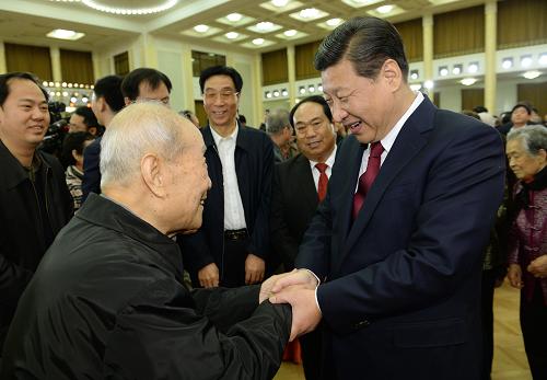 1月29日,中共中央、國務(wù)院在北京人民大會堂舉行2014年春節(jié)團(tuán)拜會。這是中共中央總書記、國家主席、中央軍委主席習(xí)近平同首都各界人士親切交談,祝賀新春。 新華社記者 馬占成 攝