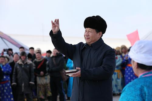 農(nóng)歷馬年春節(jié)即將到來之際,中共中央總書記、國家主席、中央軍委主席習(xí)近平近日來到內(nèi)蒙古,看望慰問各族干部群眾,向全國各族人民致以誠摯的新春祝福。這是1月27日,在錫林浩特市寶力根蘇木(鄉(xiāng))冬季那達(dá)慕“五畜祈福”儀式上,習(xí)近平按照蒙古族習(xí)俗,用無名指蘸上銀碗盛著的鮮牛奶彈了三下,祝福來年風(fēng)調(diào)雨順,五畜興旺,人民幸福安康。 新華社記者 龐興雷 攝