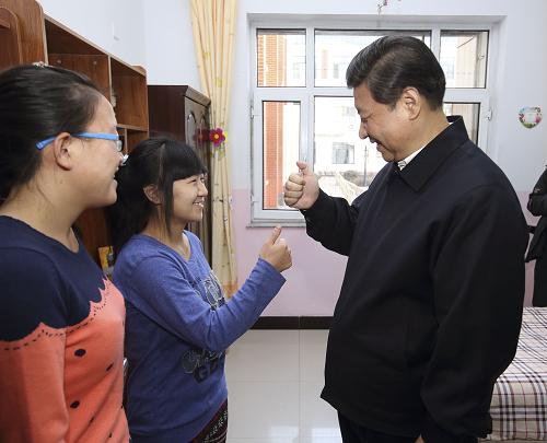 農(nóng)歷馬年春節(jié)即將到來之際,中共中央總書記、國家主席、中央軍委主席習(xí)近平近日來到內(nèi)蒙古,看望慰問各族干部群眾,向全國各族人民致以誠摯的新春祝福。這是1月28日,習(xí)近平在呼和浩特市兒童福利院宿舍向聾啞女孩王雅妮(左二)和放假“回家”的大學(xué)生閆志凈學(xué)習(xí)啞語“謝謝”。 新華社記者 蘭紅光 攝