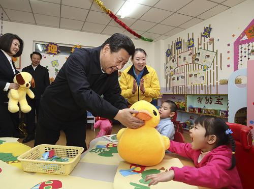 農(nóng)歷馬年春節(jié)即將到來之際,中共中央總書記、國家主席、中央軍委主席習(xí)近平近日來到內(nèi)蒙古,看望慰問各族干部群眾,向全國各族人民致以誠摯的新春祝福。這是1月28日,習(xí)近平來到呼和浩特市兒童福利院看望孩子們并贈(zèng)送新春禮物。 新華社記者 蘭紅光 攝