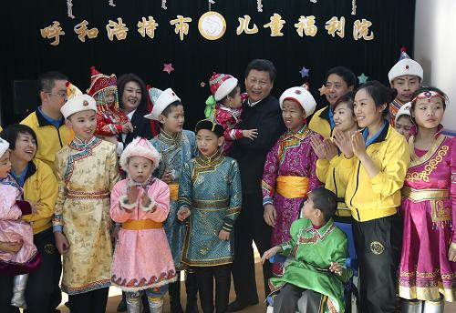 農(nóng)歷馬年春節(jié)即將到來之際,中共中央總書記、國家主席、中央軍委主席習(xí)近平近日來到內(nèi)蒙古,看望慰問各族干部群眾,向全國各族人民致以誠摯的新春祝福。這是1月28日,習(xí)近平來到呼和浩特市兒童福利院看望孩子們。 新華社記者 龐興雷 攝