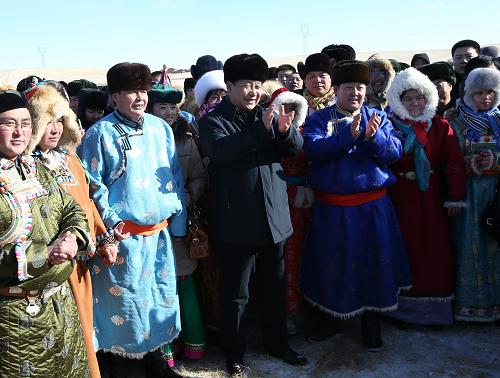 農(nóng)歷馬年春節(jié)即將到來之際,中共中央總書記、國家主席、中央軍委主席習(xí)近平近日來到內(nèi)蒙古,看望慰問各族干部群眾,向全國各族人民致以誠摯的新春祝福。這是1月27日,在錫林浩特市寶力根蘇木(鄉(xiāng))冬季那達(dá)慕上,習(xí)近平同牧民們一起觀摔跤,看賽馬,聽長調(diào),賞歌舞。 新華社記者 龐興雷 攝