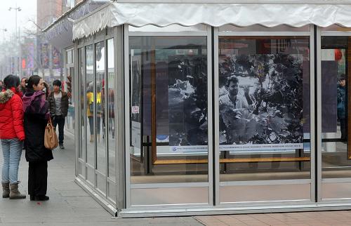 1月31日,游客在觀看圖片展。 新華社記者 公磊 攝