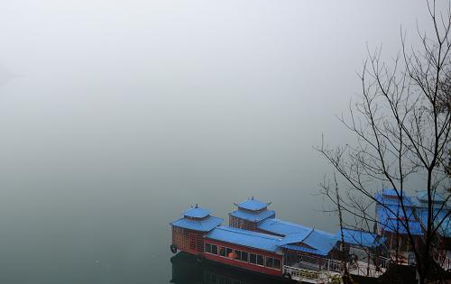2月1日,湖北省宣恩縣雙龍湖景區(qū)湖面被大霧籠罩,游船??吭诎哆?。新華社發(fā)(宋文 攝)