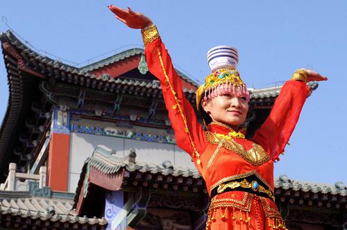 2月1日,在蘭州春節(jié)文化廟會的開幕式上,一名蘭州市歌舞團(tuán)的演員在表演《頂碗舞》。新華社記者 郭剛 攝
