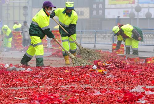 1月31日,環(huán)衛(wèi)工人在江蘇省無(wú)錫市街頭清掃煙花鞭炮燃放后的碎屑。新華社發(fā)(還月亮 攝)