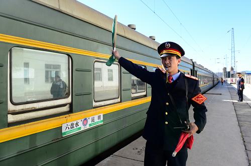 1月31日,云南省曲靖市馬龍縣馬龍火車站的值班員發(fā)出開車信號(hào)。馬龍站是滬昆鐵路的一個(gè)四等小站,但接發(fā)列車、調(diào)車、裝卸貨物等業(yè)務(wù)十分繁忙,當(dāng)天共安全接發(fā)列車74對(duì),裝卸貨物3120噸。新華社發(fā)(汪建云 攝)