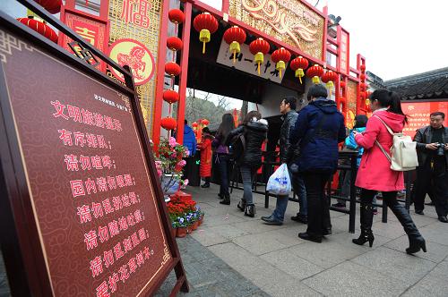 2月3日,蘇州虎丘山景區(qū)在大門外擺放“文明旅游提示”,提醒游客文明游覽。 春節(jié)假期是人們旅行出游的旺季,連日來(lái),各大景區(qū)迎來(lái)了我國(guó)各地的大批游客。游客在景區(qū)觀光游覽的同時(shí),一些不文明的出游行為也給景區(qū)帶來(lái)了不和諧的音符:踩踏攀爬、刻字涂畫、隨地吐痰、亂丟垃圾……這些不文明行為看似“事小”,卻日益成為名勝古跡不能承受之重。今年春節(jié)是我國(guó)文明旅游正式入法后的第一個(gè)春節(jié)黃金周,中國(guó)旅游協(xié)會(huì)等機(jī)構(gòu)聯(lián)合發(fā)出春節(jié)旅游文明倡議書,呼吁廣大游客文明出行、恪守公德,在盡享新春歡樂(lè)的同時(shí),積極創(chuàng)造和諧文明的旅游新風(fēng)尚。 塑造文明旅游新形象,共創(chuàng)文明旅游新風(fēng)尚,需要每一位公民向不文明的陋習(xí)說(shuō)“不”,從現(xiàn)在做起,從自身做起、從點(diǎn)滴做起。新華社發(fā)(杭興微 攝)