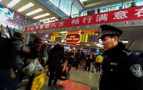 2月5日,一名鐵路民警在武昌火車站巡檢值勤。隨著節(jié)后春運返程旅客流量增加,武漢鐵路警方加強危險品檢查力度,力保節(jié)后鐵路客運高峰的安全運行。據(jù)警方介紹,盡管各方做了很多宣傳,但仍有不少旅客并不完全清楚禁止帶上列車的物品種類,春運期間,每天都有不少旅客攜帶的危險品被查獲,其中以煙花爆竹、仿真手槍、管制刀具(水果刀)等為主,以及摩絲、發(fā)膠、打火機油等易燃日用品。新華社記者 程敏 攝