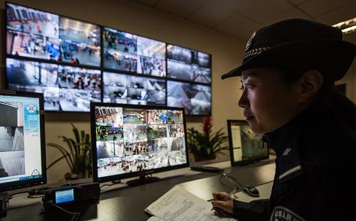 2月5日,鐵路民警利用監(jiān)控系統(tǒng)排查隱患。新華社記者 程敏 攝