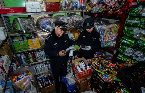 2月5日,鐵路民警在清理收繳的危險品。在登記造冊后這些物品將被運走進行專業(yè)銷毀。新華社記者 程敏 攝