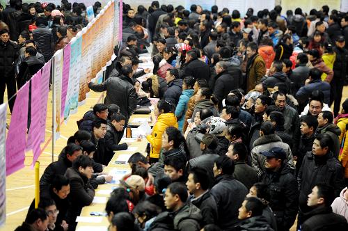 2月5日,江蘇省金湖縣新春企業(yè)用工招聘會吸引眾多求職者。當(dāng)日,江蘇省金湖縣舉行立春后首場企業(yè)用工招聘會,250多家企業(yè)參加此次招聘會,提供崗位15000多個。據(jù)了解,金湖縣近期將連續(xù)舉辦多場招聘會,主要面向返鄉(xiāng)務(wù)工人員、大中專畢業(yè)生等。新華社發(fā)(陳義寶 攝)