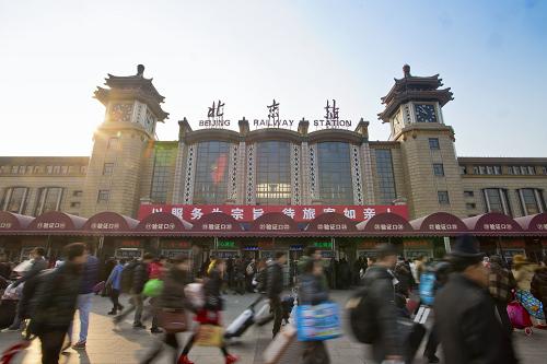 這是2月5日在北京火車站拍攝的出行的旅客。當(dāng)日是正月初六,隨著春節(jié)假期接近尾聲,探親、旅游的人們陸續(xù)返程,全國各地迎來返程客流高峰。新華社發(fā)(趙冰 攝)
