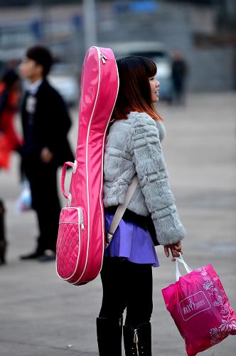 2月5日,一名外出務(wù)工人員在湖北省宣恩縣長途汽車客運(yùn)二站趕乘長途汽車。新華社發(fā)(宋文 攝)