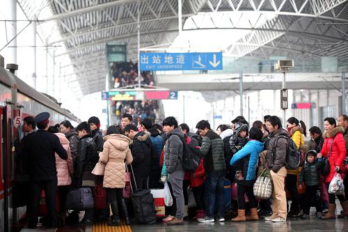2月5日,旅客在安徽亳州火車站準(zhǔn)備乘車。新華社發(fā)(劉勤利 攝)