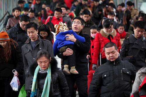 2月5日,旅客在安徽亳州火車站準(zhǔn)備乘車。新華社發(fā)(劉勤利 攝)